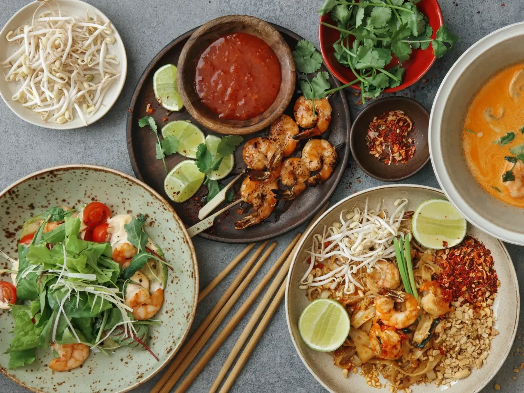 Et utvalg av thailandske retter fra Baan Mali: reker, salat, spyd og pad thai